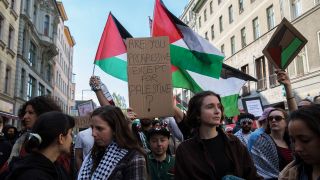 Archivbild: Teilnehmenr:innen einer pro-palästinensischen Demo in Berlin. (Quelle: dpa/Michael Kuenne)