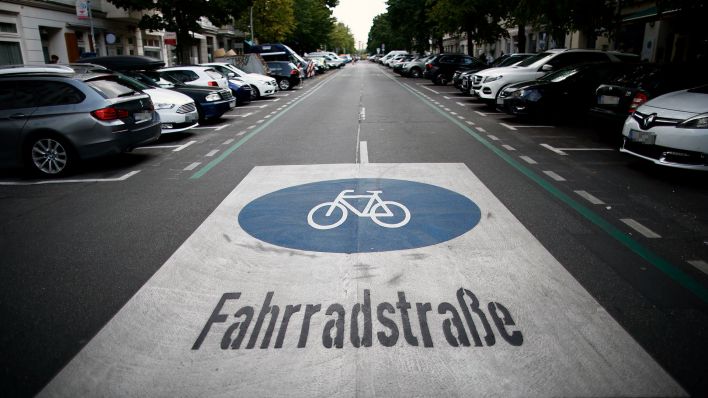 Hinweis auf die Fahrradstraße Stargarder Straße im Stadtteil Prenzlauer Berg. (Quelle: dpa/Carsten Koall)