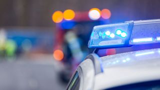 Symbolbild: Blaulicht am Polizeiwagen (Quelle: dpa/Oliver Mueller)