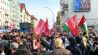 Teilnehmende versammeln sich vor Beginn der Demonstration zum sogenannten Revolutionären 1. Mai in Berlin-Neukölln. (Quelle: dpa/Andreas Rabenstein)