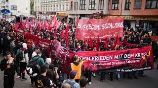 Protestzug der "Revolutionären 1.Mai-Demo" in Neukölln. (Quelle: dpa/Kay Nietfeld)
