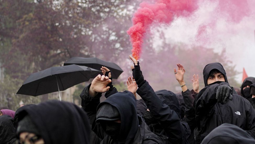 Pyrotechnik wird von den Demonstranten gezündet. (Quelle: dpa/Kay Nietfeld)