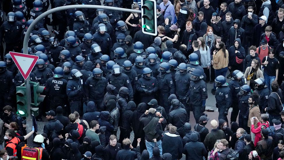 Demonstranten und Kräfte der Polizei stehen am Kottbusser Tor. (Quelle: dpa/Kay Nietfeld)