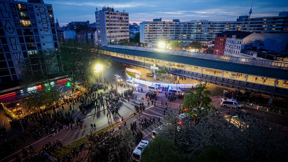 Die Polizei sichert nach der Demonstration "Revolutionärer 1. Mai" das Kottbusser Tor in Kreuzberg. (Quelle: dpa/Kay Nietfeld)