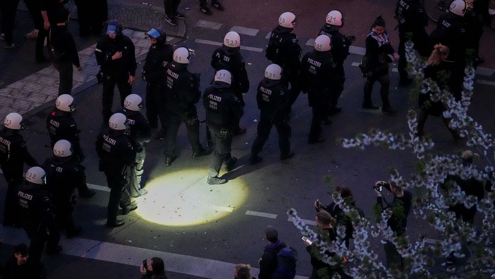 Die Polizei sichert nach der Demonstration "Revolutionärer 1. Mai" das Kottbusser Tor in Kreuzberg. (Quelle: dpa/Kay Nietfeld)