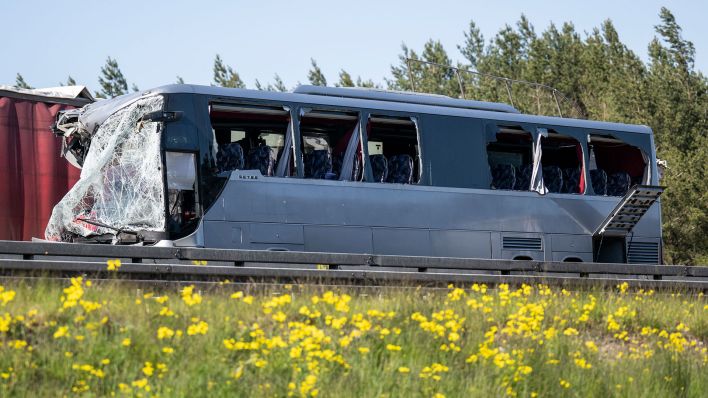 Blick auf den beschädigten Reisebus auf der A12. (Quelle: dpa/Hannes P Albert)