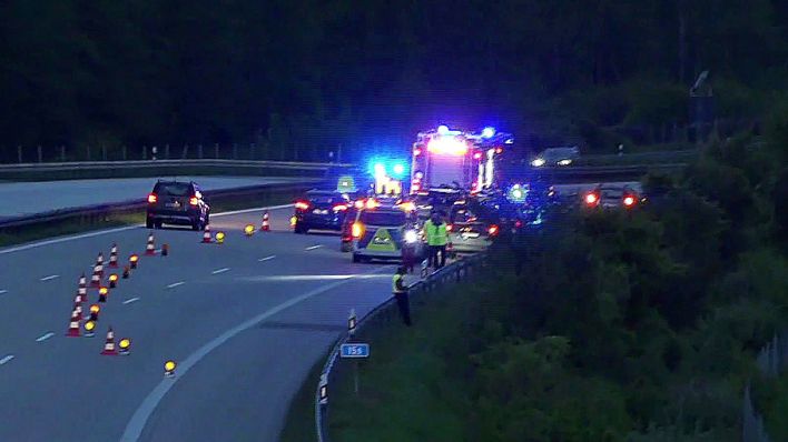Polizisten sichern den Tatort ab. Nach einem Vorfall auf der Autobahn 9 bei Brück in Brandenburg wird wegen des Verdachts eines Tötungsdelikts ermittelt. (Quelle: dpa/Cevin Dettlaff)