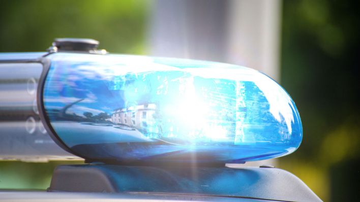 Symbolbild: Polizeieinsatz: Nahaufnahme von einem Blaulicht an einem Polizeiauto (Quelle: dpa/Udo Herrmann)