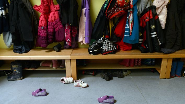 Kinderkleidung hängt in einem Kindergarten an einer Garderobe. (Quelle: dpa/Caroline Seidel)