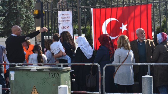 Archivbild: Dicht an dicht stehen in Berlin in Deutschland lebende Türken vor dem Konsulat der Türkei. (Quelle: dpa/Paul Zinken)