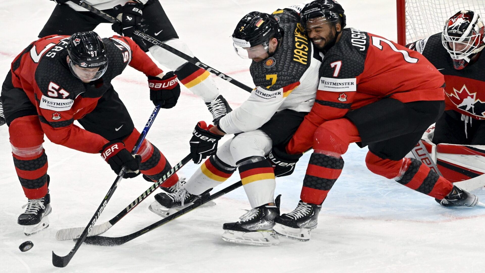 Eishockey: WM, Kanada - Deutschland, Finalrunde, Finale: Tyler Myers (l) und Pierre-Olivier Joseph (r) aus Kanada gegen Maximilian Kastner aus Deutschland.