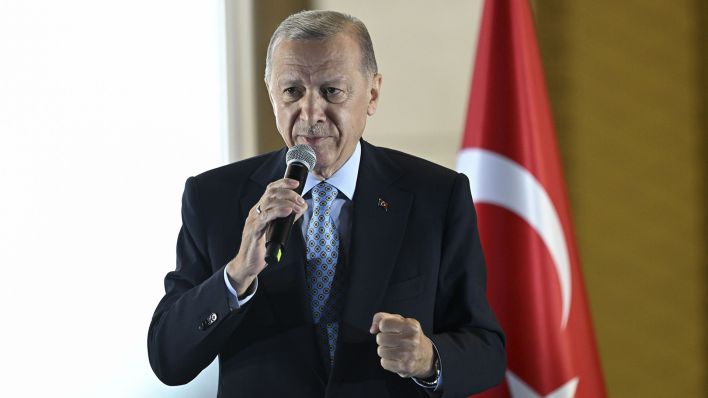 Der Türkische Präsident Recep Tayyip Erdogan spricht nach seinem Wahlsieg. (Quelle: dpa/E. Sansar)