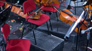 Symbolbild: Geigen liegen während einer Pause im Orchestergraben auf Stühlen. (Quelle: dpa/J. Büttner)