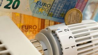 Symbolbild: Eine Heizung bestückt mit Euro-Münzen und Geldscheinen - zu steigenden Heizkosten und Kosten für Heizung, Wärme, Öl, Gas und Energie. (Quelle: dpa/M. Korb)