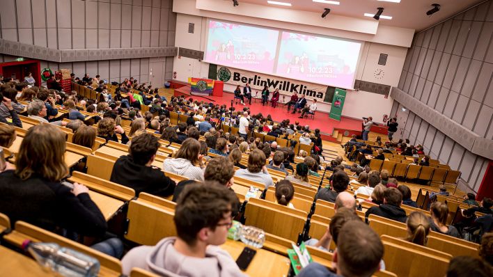 Symbolbild: Zuschauer verfolgen eine Podiumsdiskussion in der TU Berlin. (Quelle: dpa/F. Sommer)