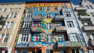 Fassade des "Happy Go Lucky"-Hostels am Stuttgarter Platz in Berlin-Charlottenburg (Bild: dpa/Paul Zinken)