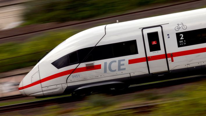 Symbolbild: Ein ICE der Deutschen Bahn fährt auf einem Gleis. (Quelle: dpa/C. Hardt)