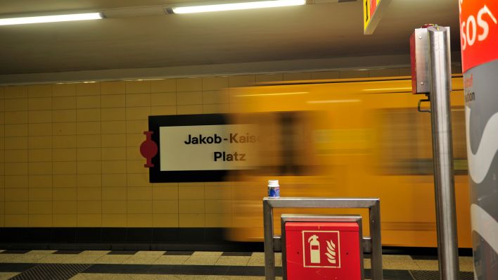 Archivbild: Einfahrende U-Bahn am U-Bahnhof Jakob-Kaiser-Platz. (Quelle: imago images/K. Hoefer)