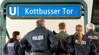 Archivbild: Polizeibeamte stehen vor dem U-Bahnhof Kottbusser Tor in Berlin. (Quelle: dpa/S. Weimer)