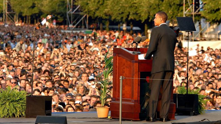 Archivbild: Der demokratische US-Präsidentschaftskandidat Barack Obama am 24.7.2008 bei seiner Rede vor Tausenden von Zuschauern an der Siegessäule in Berlin Tiergarten. (Quelle: dpa/TSP)