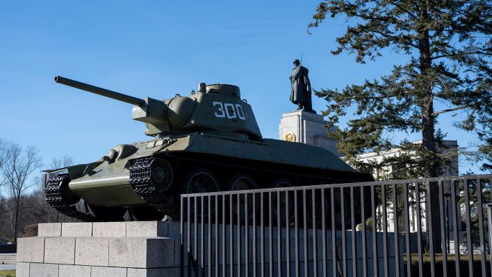 Archivbild: Ein Panzer steht am Sowjetischen Ehrenmal am Berliner Tiergarten. (Quelle: dpa/S. Schulz)