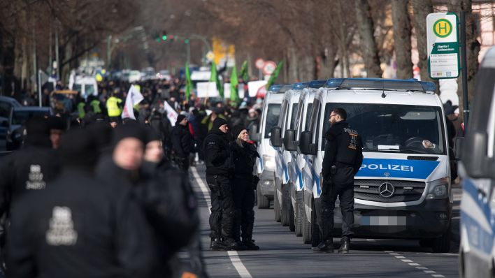 Symbolbild: Polizisten beobachten eine Demonstration in Potsdam Brandenburg. (Quelle: dpa/R. Hirschberger)
