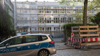 Ein Polizeiwagen steht am frühen Morgen vor der evangelischeb Schule Neukölln an der Mainzer Straße. Dort hatte gestern Nachmittag ein Mann aus bislang ungeklärten Gründen zwei Schülerinnen mit einem Messer attackiert. (Quelle: dpa/P. Zinken)