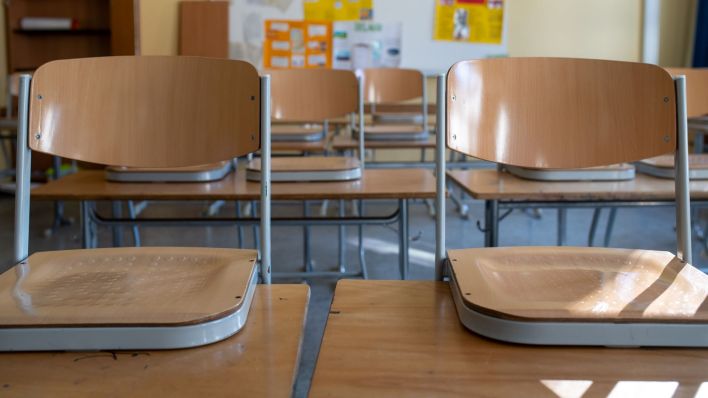 Ein leeres Klassenzimmer in einer Schule. (Quelle: Sven Hoppe/dpa)