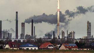 Archivbild: Schornsteine der PCK-Raffinerie und anderer Unternehmen im Industriepark Schwedt ragen an einem wolkigen Januartag in den Himmel. (Quelle: dpa/W. Steinberg)
