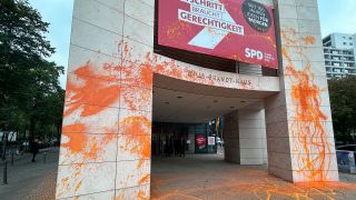 Klimaaktivisten der Gruppe Letzte Generation haben orangene Farbe an den Eingang der Parteizentrale der SPD im Willy-Brandt-Haus gesprüht. (Quelle: dpa/S. Käulen)