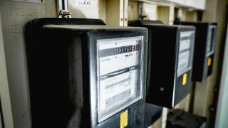 Symbolbild: Stromzähler in einem Strom Kasten in einem Privathaus. (Quelle: dpa/M. Bihlmayer)