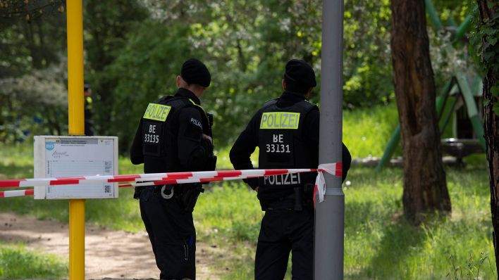 Archivbild: Polizeibeamte stehen an einer Grünanlage in Berlin-Gatow. In unmittelbarer Nähe wurde in den Mittagsstunden ein Mann von einem bislang Unbekannten erschossen. (Quelle: dpa/P. Zinken)