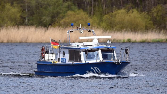 Symbolbild: Ein Boot der Wasserschutzpolizei fährt zu einem Einsatz. (Quelle: dpa/S. Stache)