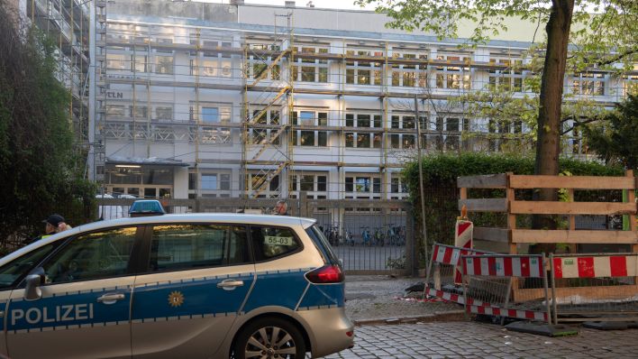 Nach dem Messerangriff geht an der Neuköllner Schule Montag wieder der Unterricht los. (Quelle: dpa-news)