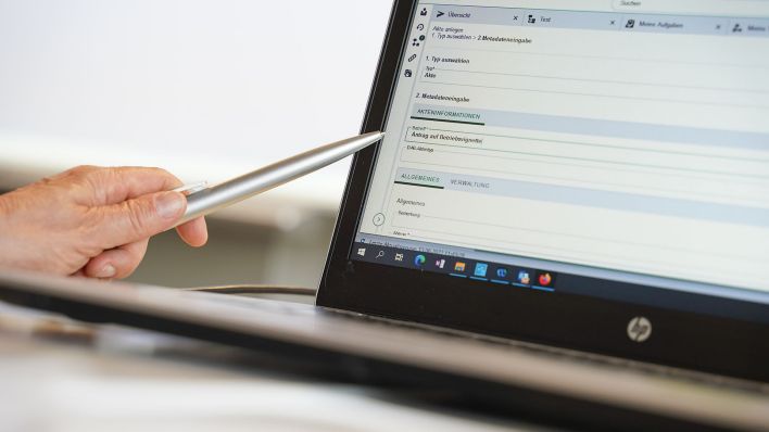Eine digitale Akte wird auf einem Laptop angezeigt. (Quelle: dpa/Jörg Carstensen)