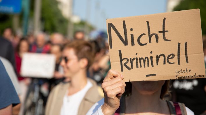 Unterstützer der Klimaaktivisten von Letzte Generation demonstrieren in Berlin gegen die Einstufung als kriminelle Vereinigung durch die Behörden. (Quelle: dpa/TNN/Sven Käuler)