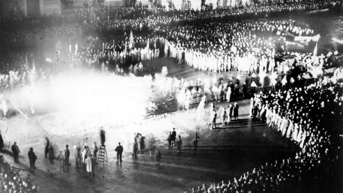 Tausende Zuschauer beobachten wie am 10. Mai 1933 auf dem heutigen Bebelplatz in Berlin Bücher verbrannt werden (Quelle: AP)