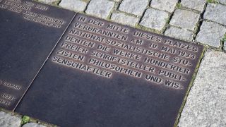 Auf dem Bebelplatz erinnert eine Gedenktafel an die Bücherverbrennung (Quelle: DPA/Christophe Gateau)