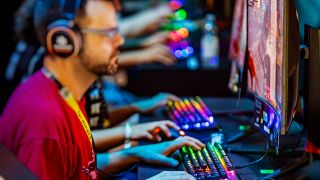 Symbolbild:Gamer am Bildschirm mit bunt leuchtender Tastatur.(Quelle:imago images/A.Hettric)