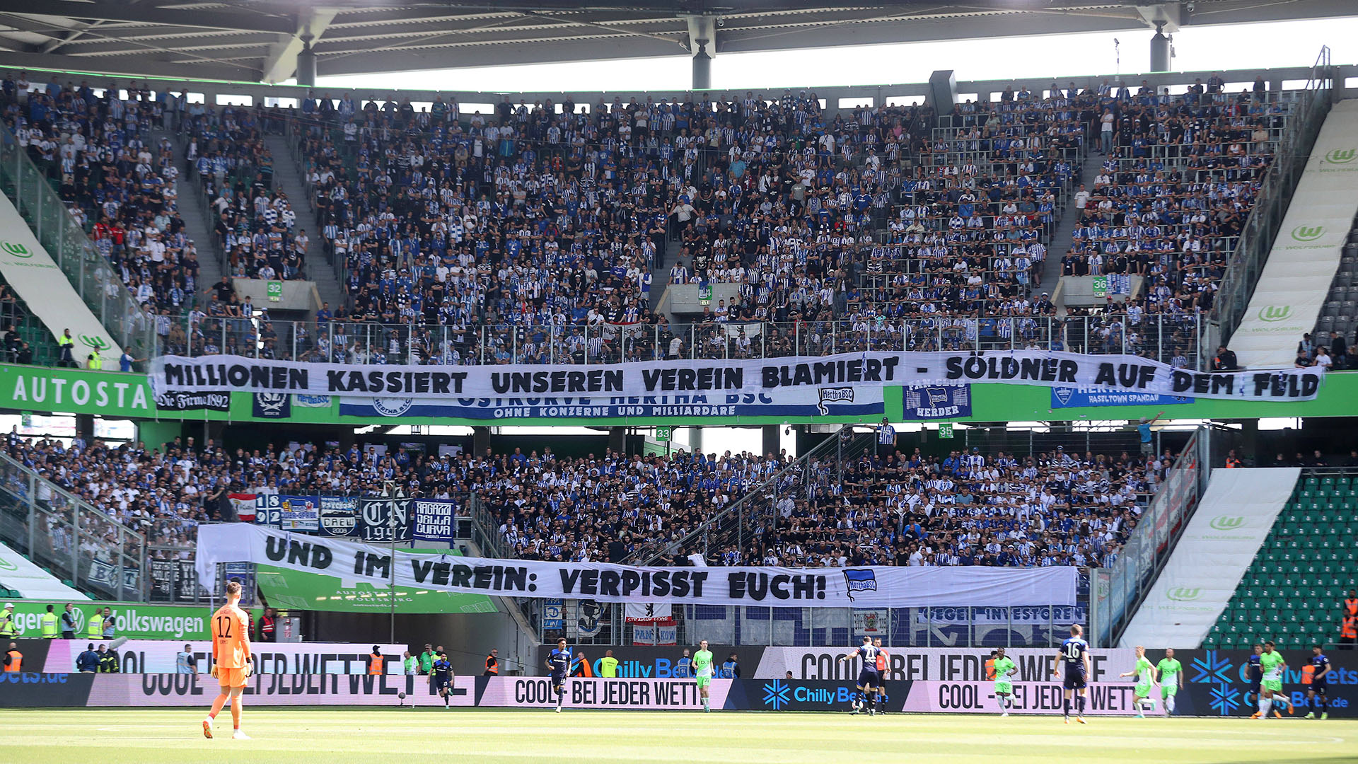 Der Auswärtsblock der Hertha-Fans in Wolfsburg (Quelle: IMAGO/regios24)