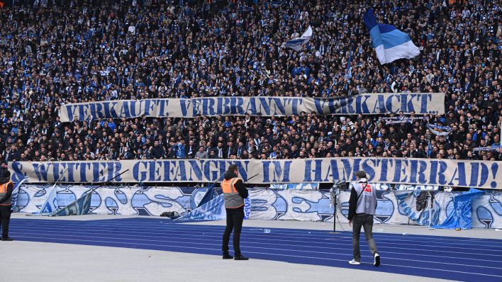 Fans von Hertha in der Ostkurve beschreiben die Situation ihres Vereins: "Verkauft, verbrannt, verkackt - & weiter gefangen im Hamsterrad" (Quelle: IMAGO/Matthias Koch)