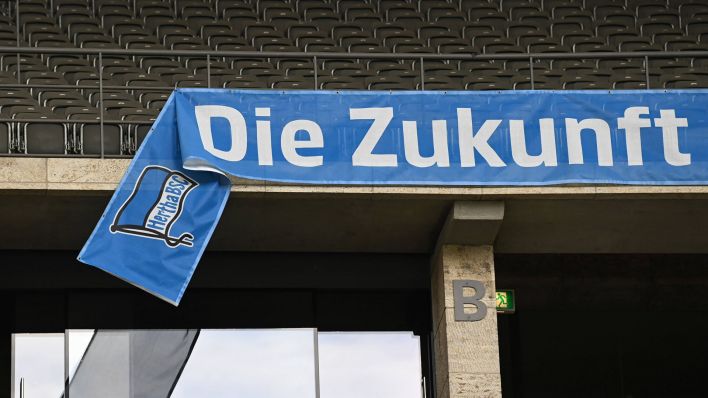 Ein Banner mit der Aufschrift "Die Zukunft ..." und der Hertha-Fahne hängt im Olympiastadion (Quelle: imago images/Matthias Koch)