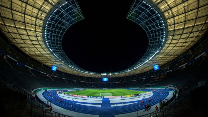 Das Olympiastadion im Flutlicht (Quelle: imago images/Steffen Kuttner)