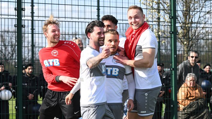 Die Spieler von Sparta Lichtenberg jubeln im Landespokal-Halbfinale gegen den BFC Dynamo (Quelle: IMAGO/Matthias Koch)