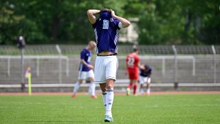 TeBe-Spieler Altin Vrella nach der Niederlage gegen Meuselwitz (Quelle: IMAGO / Matthias Koch)