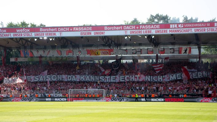"Wat 'ne Saison, da kannste echt nich' meckern" - Banner der Union-Fans. / imago images/Matthias Koch