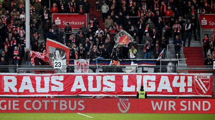 Im Stadion der Freundschaft präsentieren Energie-Fans ein Banner mit der Aufschrift: "Raus aus Liga 4!" (imago images/Matthias Koch)