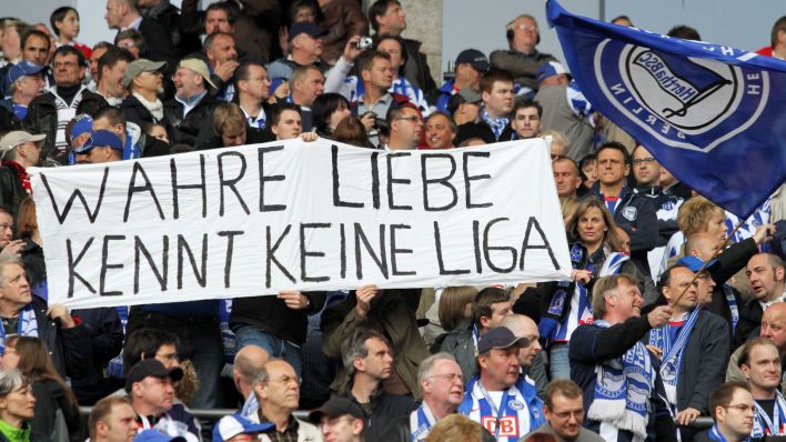 Wahre Liebe kennt keine Liga - Fans von Hertha BSC Berlin halten im Mai 2010 zu ihrem Verein trotz Abstieg in die 2. Bundesliga. (Bild: IMAGO / Contrast)