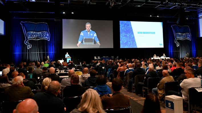 Hertha-Präsident Kay Bernstein auf der letzten Mitgliederversammlung (imago images/Matthias Koch)