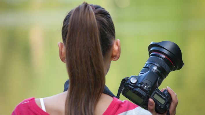 Symbolbild: Ein Mädchen hält eine Kamera (Quelle: imago/Edward Bartel)